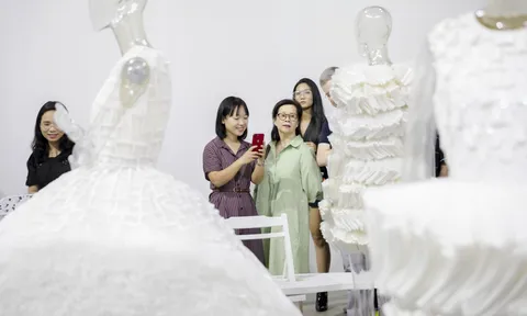 Hàng trăm tín đồ thời trang và nghệ thuật xếp hàng dài tham dự triển lãm "Cục im lặng" của NTK Công Trí