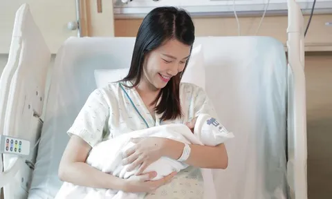 Á hậu Hoàng Oanh trải lòng: "Làm mẹ mệt quá mẹ ơi" sau khi sinh con cho chồng Tây