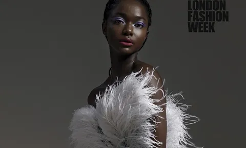 Người mẫu da màu Kaddy Saidy trình diễn BST thời trang của nhà thiết kế người Việt tại London Fashion Week 2021