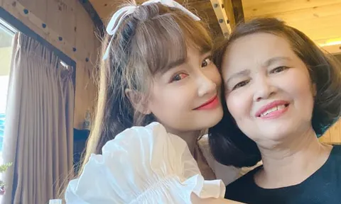 Nhã Phương khoe ảnh hạnh phúc bên mẹ ruột nhưng dân tình lại chăm chăm "soi" đôi mắt của người đẹp chỉ vì chi tiết này