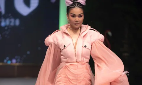 Sau khi công bố đóng Thái hậu Dương Vân Nga, Thanh Hằng catwalk hút hồn trên sàn runway