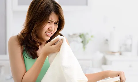 4 cách khử mùi hôi quần áo vào mùa mưa dành cho các bà nội trợ