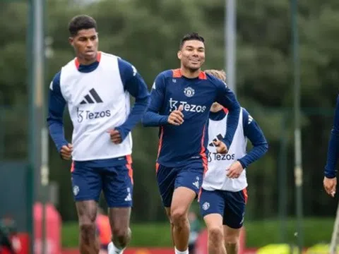 Neville chê bai hành động của Rashford và Casemiro