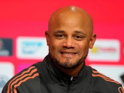 Hành động khiến Kompany phải bật cười ở trận Bayern thắng Augsburg