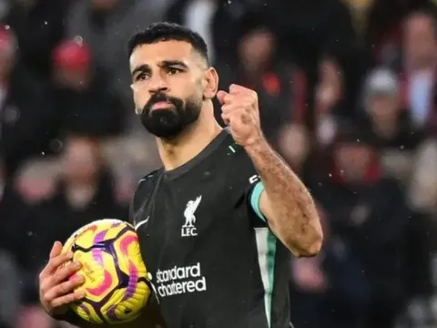 Liverpool: Hàng thủ trứ danh thời Slot đâu rồi; Có đủ can đảm để Salah rời đi?