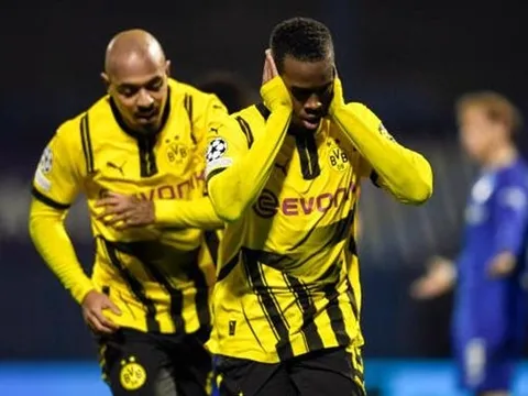 Dortmund chơi trên sân vận động có nguy cơ sụp đổ