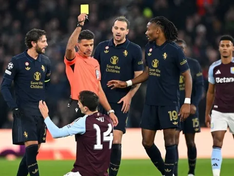 "Trọng tài đuổi Messi" Gil Manzan khiến CĐV Aston Villa phẫn nộ trong trận hòa Juventus