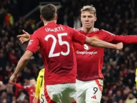 Hojlund lập cú đúp cứu rỗi Man United