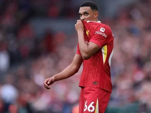 Jamie Carragher cảnh báo Alexander-Arnold về việc gia nhập Real Madrid