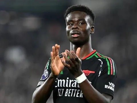 Vùi dập West Ham, Saka gửi lời cảnh báo Man City, Liverpool