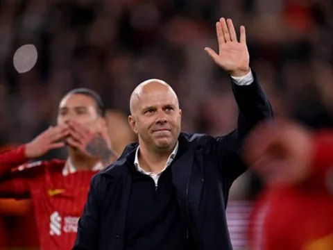 Arne Slot khiêm tốn sau khi hạ đẹp Man City