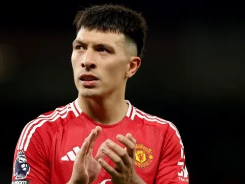 Lisandro Martinez hóa 'tấm khiên' vững chắc của Man United