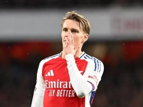 Tại sao Odegaard quát lên với Arteta khi M.U hạ Arsenal?