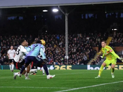 Arsenal bị VAR tước bàn thắng, ngậm ngùi chia điểm trước Fulham