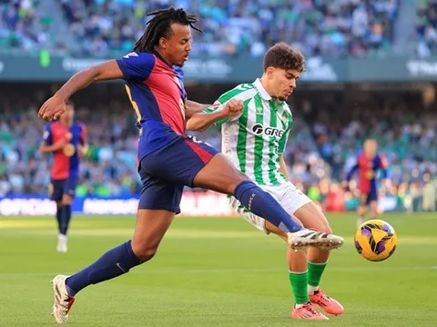 Barcelona nhận 8 bàn thua trong 5 trận, Real Madrid mừng thầm