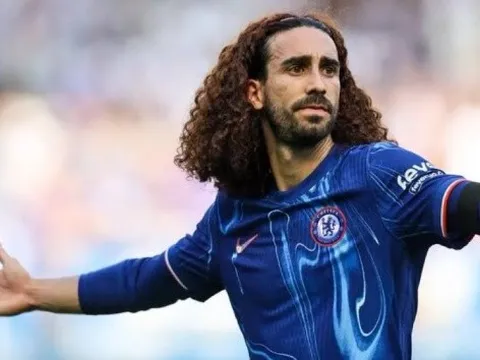 Marc Cucurella loại bỏ đôi giày thảm họa