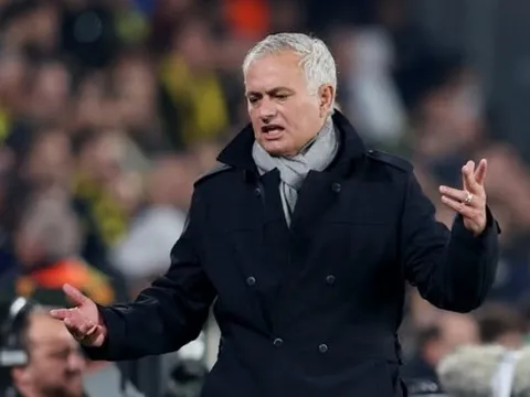 Mourinho nguy cơ bị sa thải; Amrabat bóp cổ đối thủ