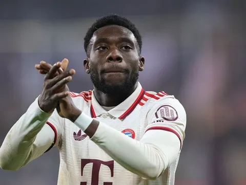 Alphonso Davies "quay xe" trên bàn đàm phán với Bayern Munich