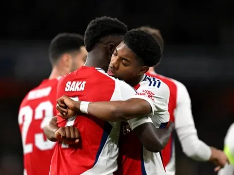 Saka 2.0 ló rạng ở Emirates, Arsenal tìm thấy ngôi sao mới từ Hale End