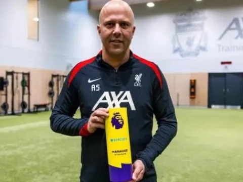 Arne Slot phản ứng khi giành giải HLV Premier League hay nhất tháng 11