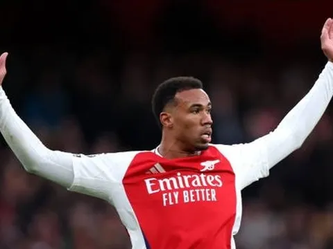 Fan Arsenal không thể tin vào mắt với Gabriel Magalhaes