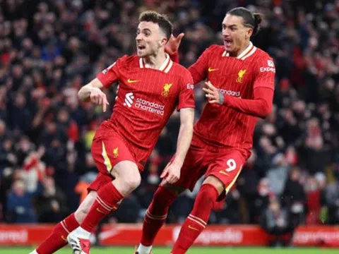 Liverpool hú vía với 10 người, nguy cơ bị Chelsea rút ngắn cách biệt