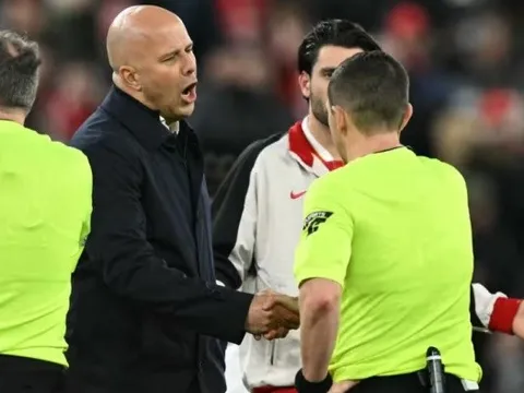 Arne Slot lấy trận Liverpool thắng Chelsea để công kích trọng tài Ngoại hạng Anh
