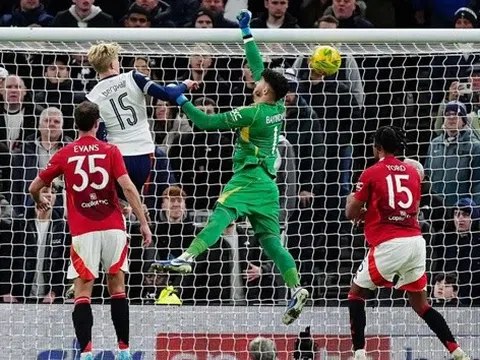 Khó đỡ với 4 sai lầm của thủ môn trong trận Tottenham - Man Utd