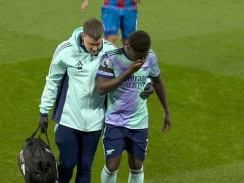 Bukayo Saka khiến Arsenal lo sốt vó