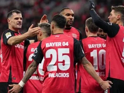 Leverkusen hủy diệt Freiburg bằng "cú poker" của Schick