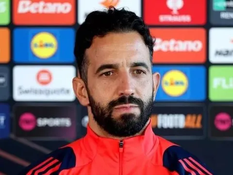 Man Utd tiếp tục bẽ mặt khi họp báo của Ruben Amorim bị gián đoạn vì trần nhà rò rỉ