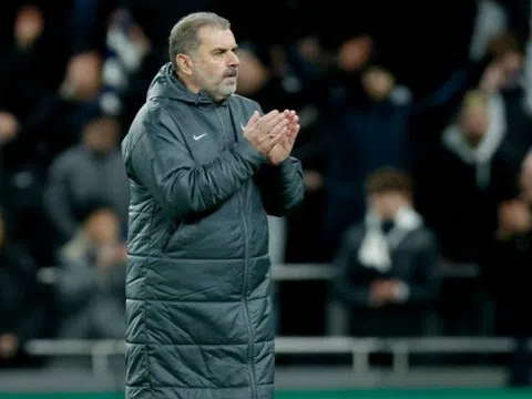 Postecoglou mất kiên nhẫn với 1 câu hỏi sau trận thua đậm Liverpool