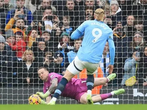 Man City và Haaland ôm hận vì chai nước 'chỉ điểm' của Pickford