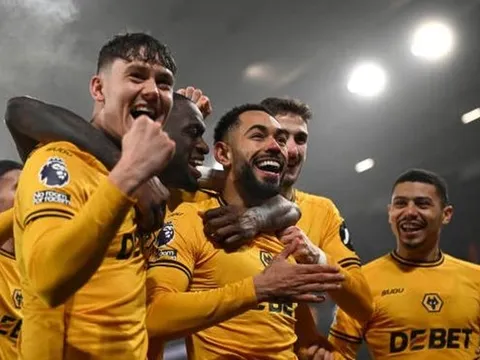 Man Utd thua đau Wolves trong ngày Bruno hóa "tội đồ"