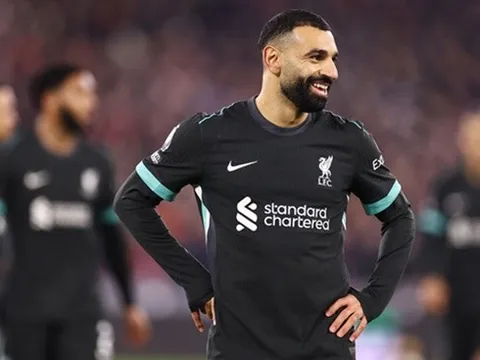 Cựu danh thủ Premier League gây tranh cãi khi loại Salah khỏi đội hình tiêu biểu