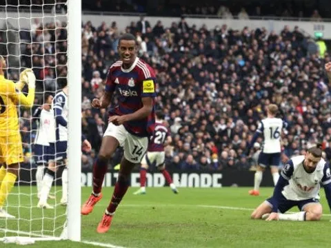 VAR gây tranh cãi, Tottenham thua ngược Newcastle