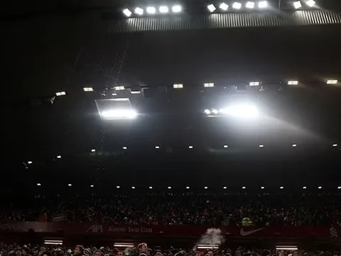 Liverpool hòa Man Utd, Anfield gây chú ý vì dột mái