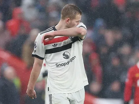 Tại sao VAR đề xuất phạt đền cho Liverpool sau tình huống của De Ligt?