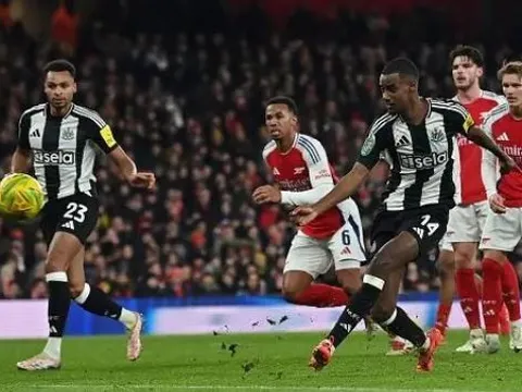 Arsenal thất thủ trước Newcastle, giấc mơ League Cup xa vời
