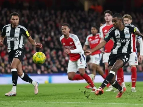 Arsenal gục ngã ở Carabao cup: Khi Pháo thủ thiếu Isak cho riêng mình