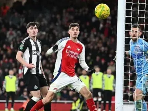 Ian Wright chỉ dạy 2 cầu thủ Arsenal dứt điểm sau trận thua Newcastle