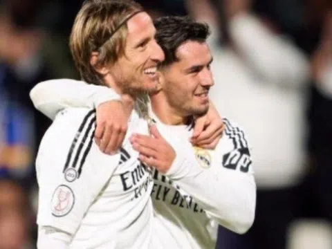 NÓNG! Modric cân nhắc gia hạn hợp đồng với Real Madrid