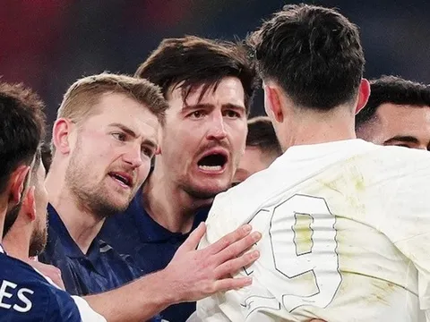 Bàn thắng, thẻ đỏ, 'đầu húc' và penalty: 20 phút điên rồ ở trận Arsenal vs Man Utd