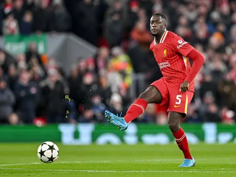 Konate khiến các fan Liverpool lo lắng