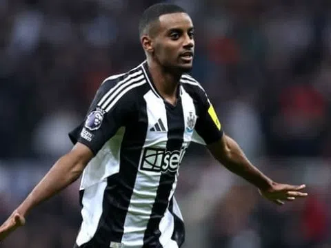 Alexander Isak phá kỷ lục của Alan Shearer, đưa Newcastle vào top 4