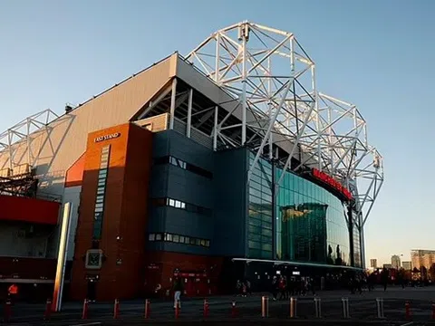 Vị khách không mời lại gây loạn Old Trafford, MU lo sốt vó