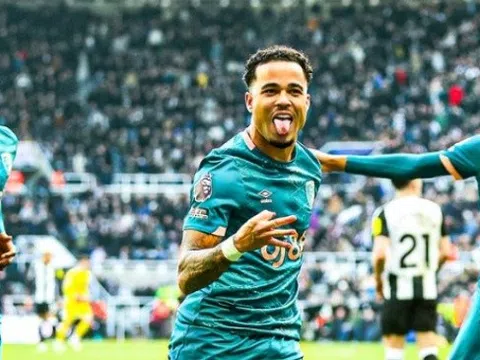 4 điều đọng lại ở Ngoại hạng Anh cuối tuần qua: Đỉnh cao Justin Kluivert; Newcastle thua sốc