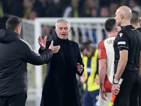 Mourinho chưa thể giúp Fenerbahce đảm bảo vé đi tiếp sau trận hòa Lyon