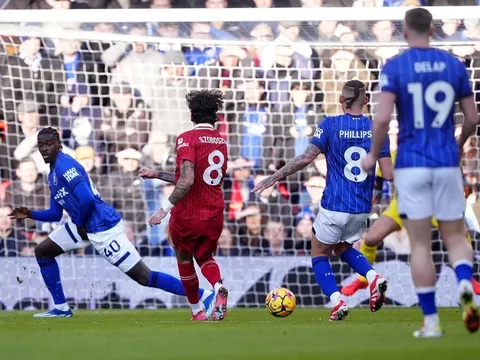 Liverpool quá đáng sợ, trừng phạt Ipswich từ sai lầm đầu tiên