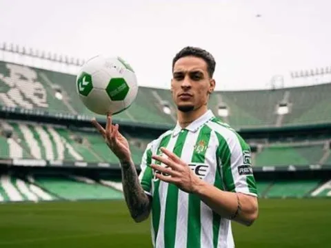 Antony 'xoay compa' ra mắt Real Betis